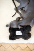Mellow Pet Store – Schapenvacht bothondenspeeltje – zwart – S/M/L – 100% plantaardig gelooid
